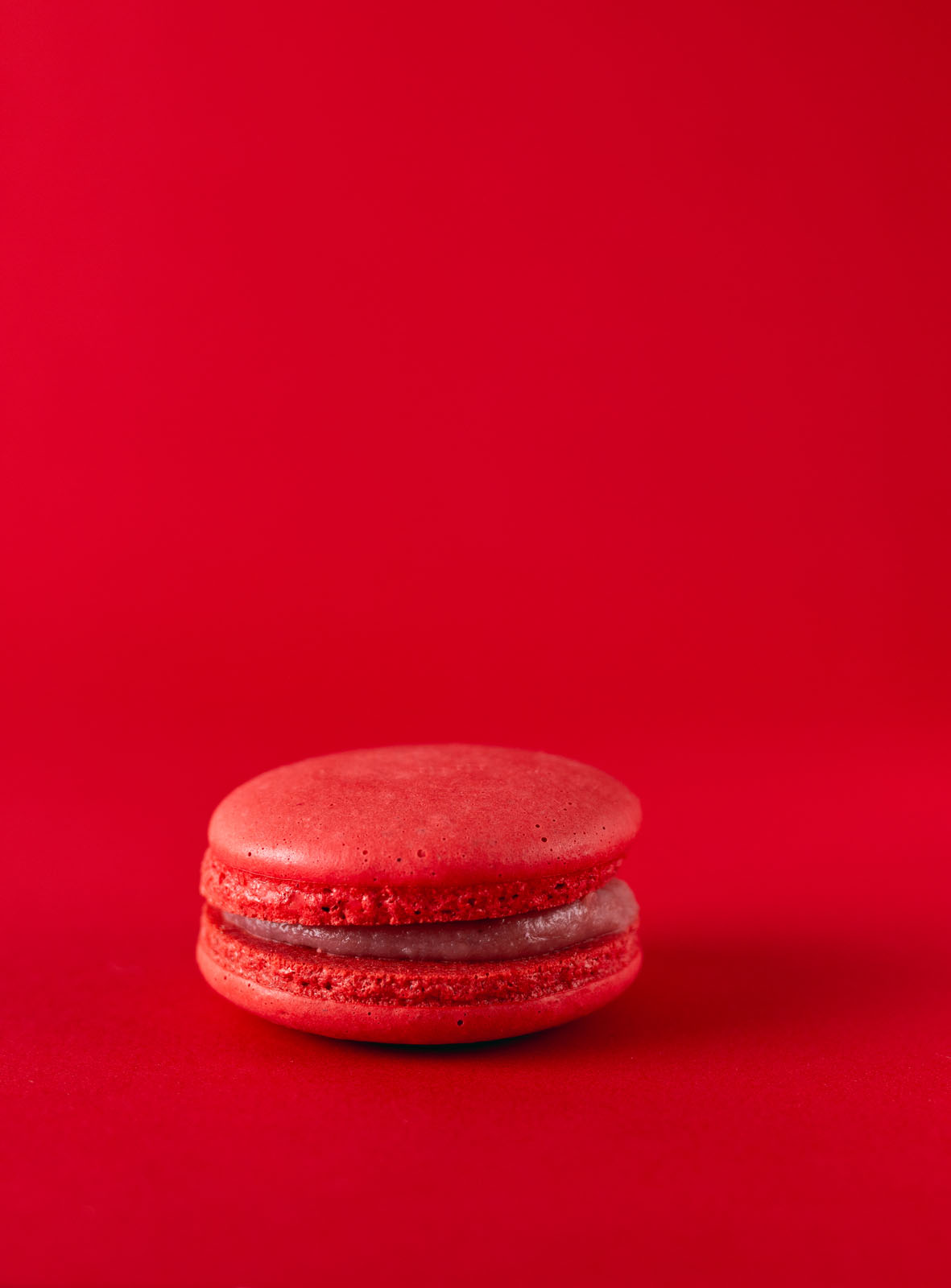 Macaron vermelho em fundo vermelho